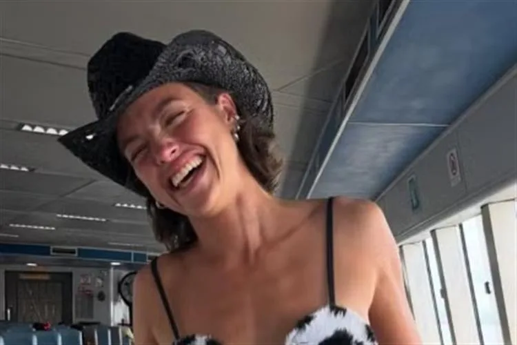Agatha Moreira exibe corpo sarado em festa