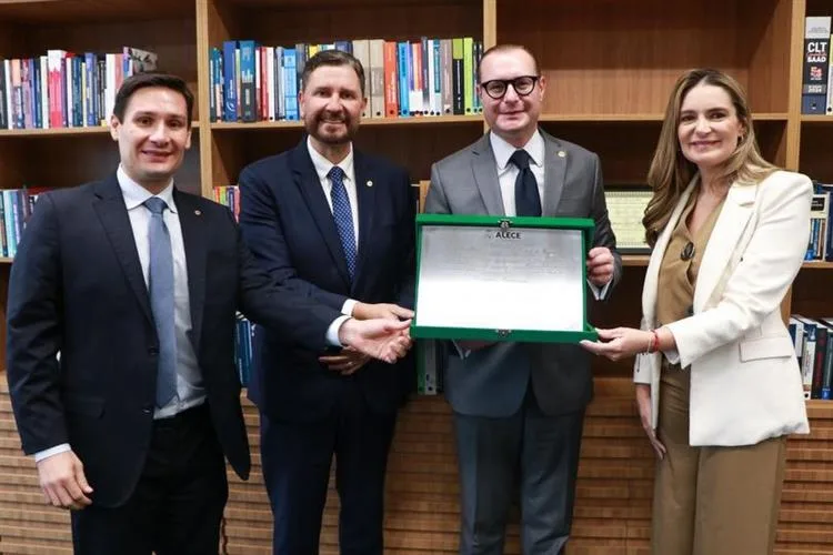 Ministro do STF Cristiano Zanin recebe título de cidadão cearense em cerimônia em Brasília
