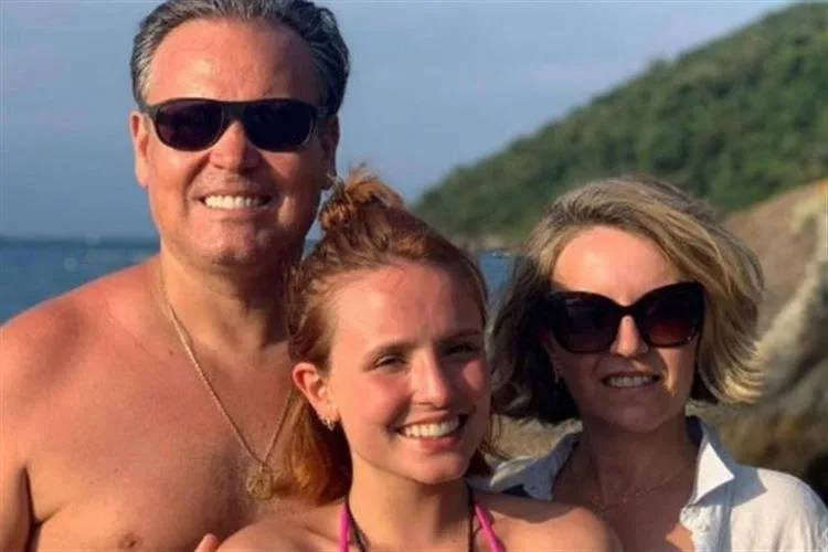 Mãe de Larissa Manoela posta foto rara para celebrar 31 anos de casamento
