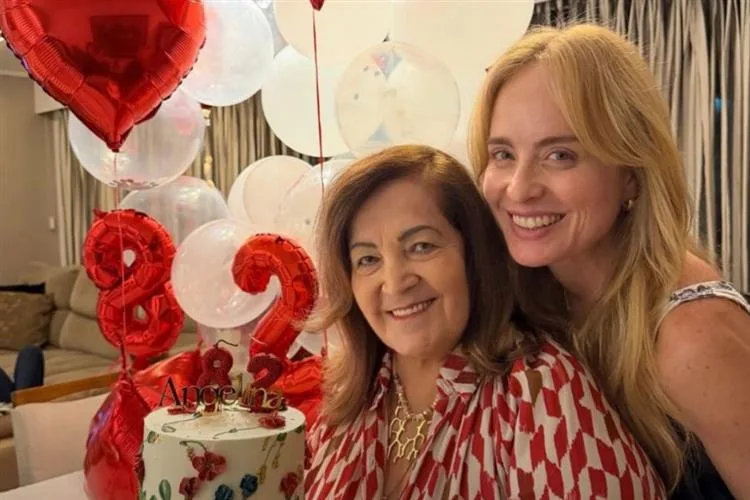 Angélica celebra os 82 anos da mãe em festa intimista