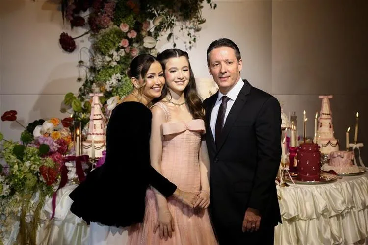 Rafaella e Erik Kleinberg comemoram 15 anos da filha Nicole