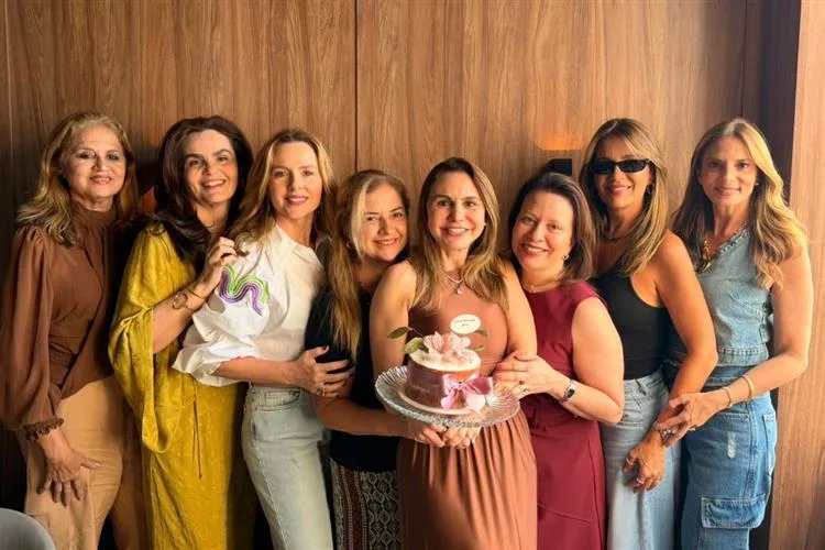 Adriana Queiroz recebe o carinho das amigas em b-day surpresa