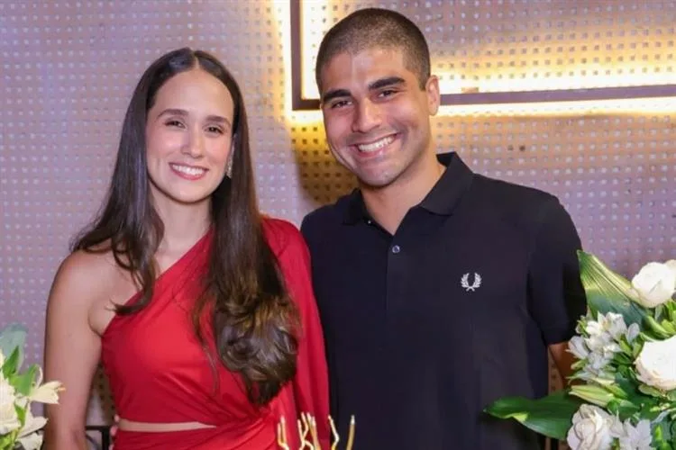 Paulinha e Thiago Assunção comemoram suas novas idades entre amigos