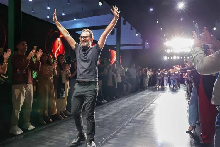 Ivanildo Nunes homenageia segmentos industriais em desfile na Feira da Indústria FIEC