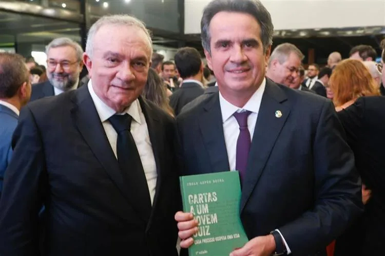Cesar Asfor reúne autoridades em Brasília durante lançamento de livro