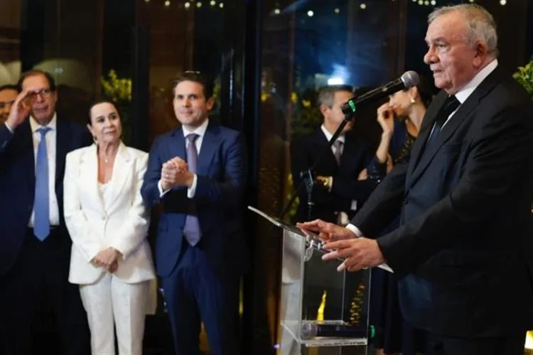 Ex-presidente do STJ reúne políticos em lançamento de livro