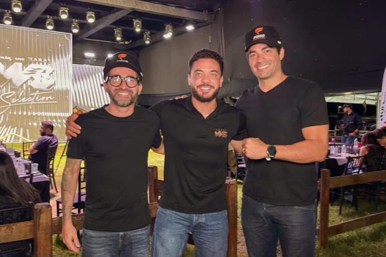 Leandro Vidal e Biriba são recebidos por Wesley Safadão no leilão do Haras WS