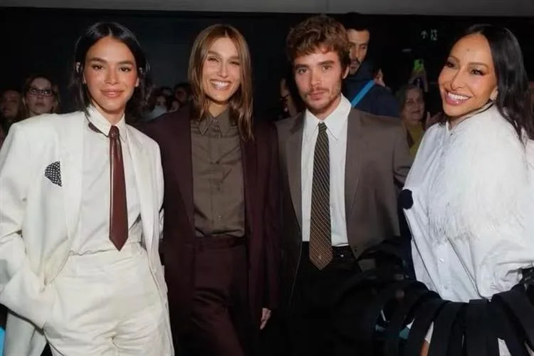 Bruna Marquezine, Sabrina Sato, Sasha e mais famosos marcam presença em desfile de moda no Masp