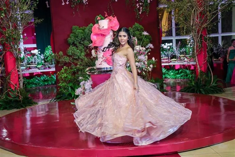 Débora e Giovanni Sá celebram o baile debutante de Giovanna Sombra