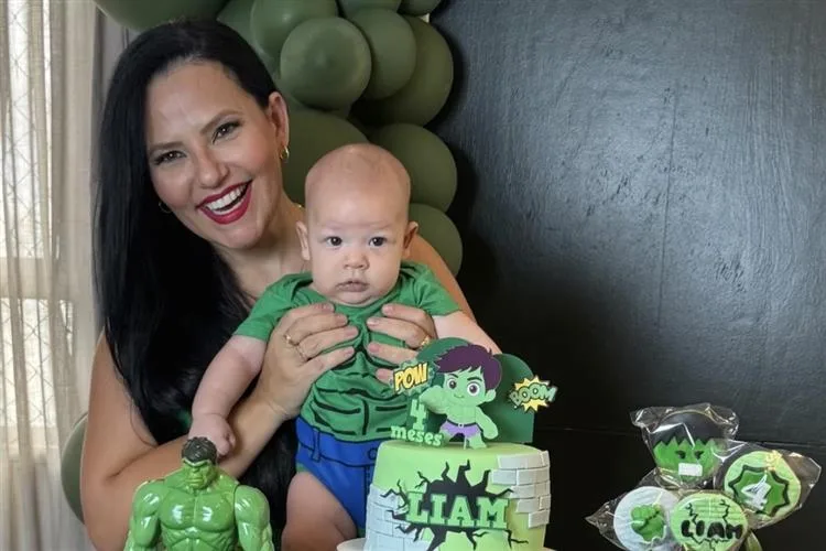 Luciana Ribeiro celebra quatro meses do pequeno Liam com festa do Hulk