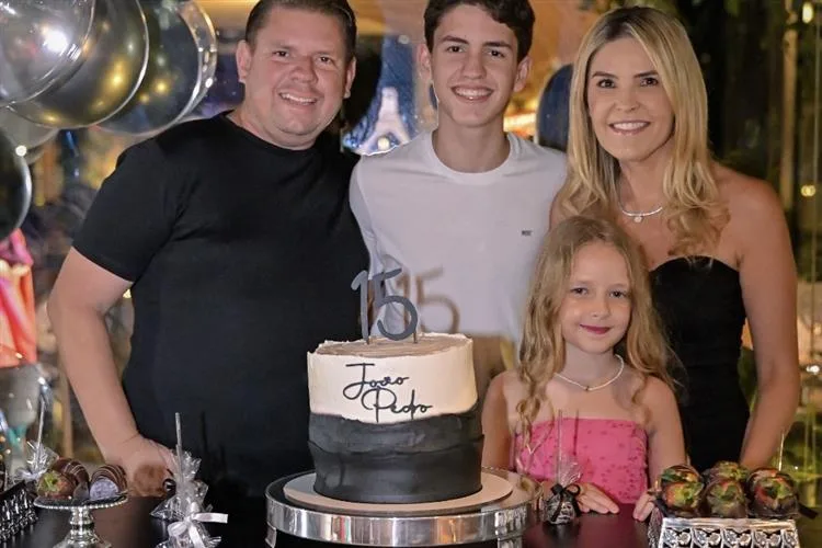 João Pedro Santos é surpreendido com parabéns por grupo de amigos