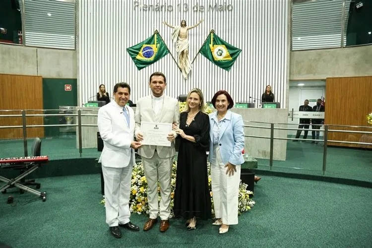 Alece homenageia os 50 anos da Paróquia Nossa Senhora da Glória
