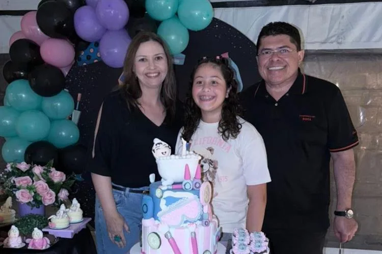 Ana Karine Moreira e Valdetário Monteiro comemoram os 11 anos da filha Sara