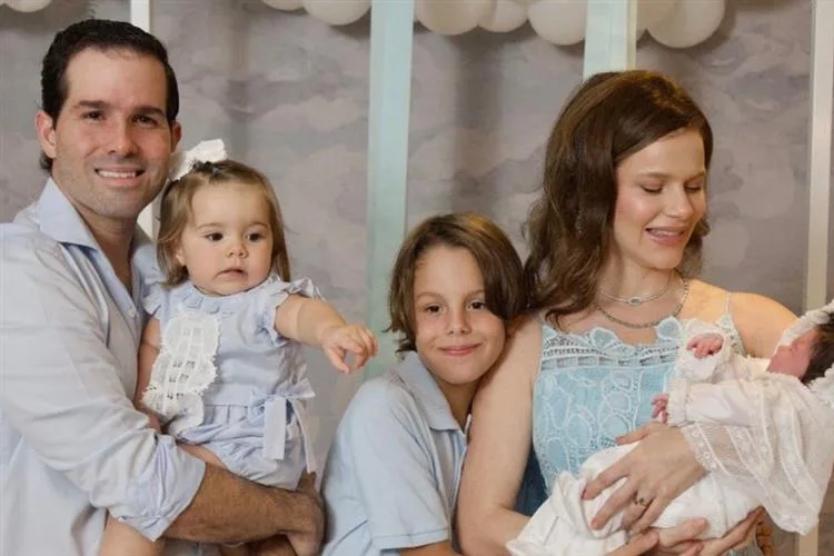 Paulinha Sampaio e Felipe Rocha celebram o primeiro mês da filha Celeste com festa delicada