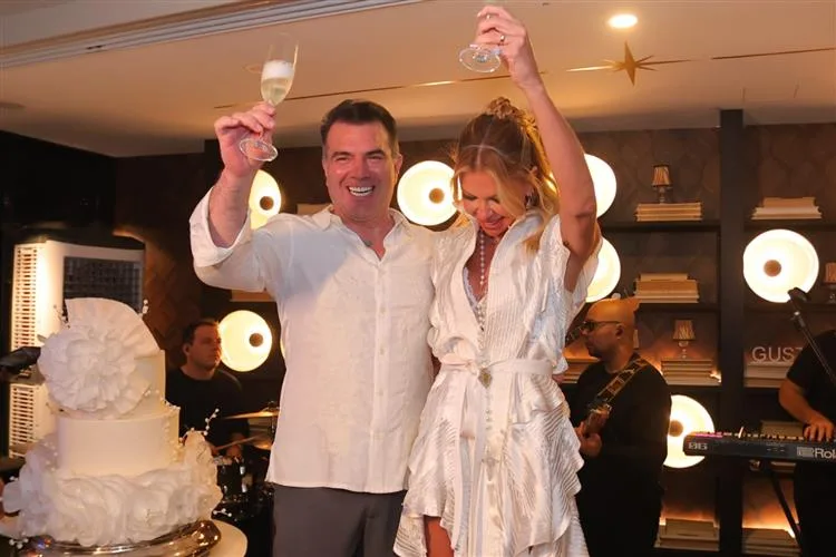 Patrícia e Danilo Dias brindam Bodas de Prata em noite de frisson
