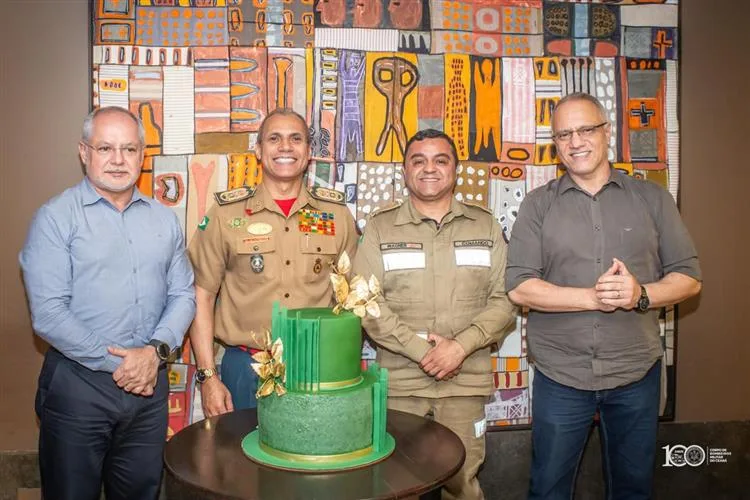 Coronel Comandante-Geral do CBMCE, Cláudio Barreto celebra a nova idade em prestigiado almoço
