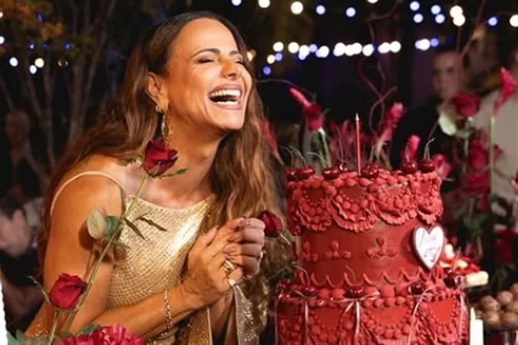 Viviane Araújo comemora a chegada aos 5.1