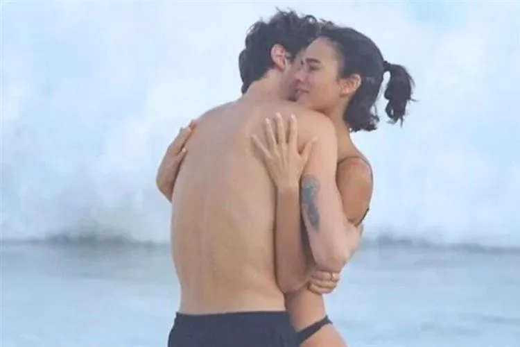 Shawn Mendes e Bruna Marquezine são vistos juntos em praia do Rio de Janeiro
