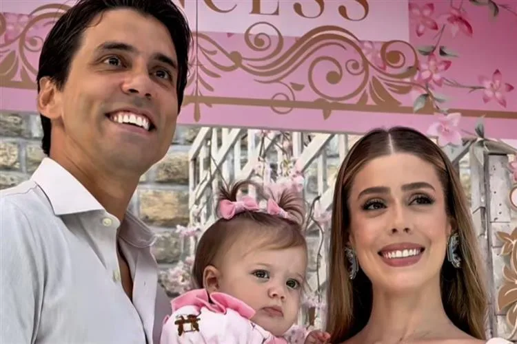 Maria Clara Boris e Filipe Holanda celebram um ano da filha Aurora