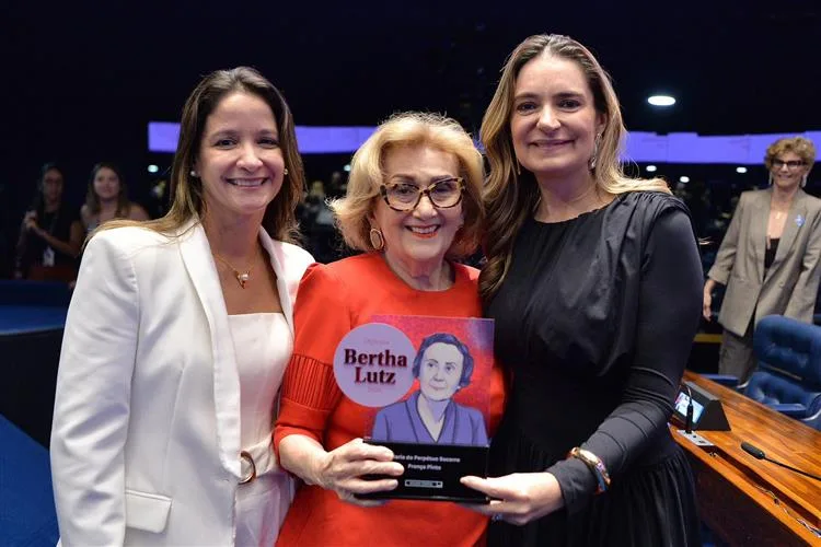 Socorro França recebe homenagem no Senado e leva destaque do Ceará à cena nacional