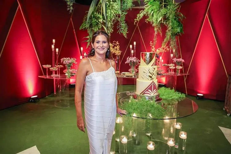 Estilo e elegância marcam a estreia de Cecília Seligmann nas cinco décadas