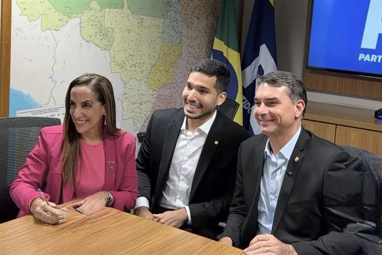 Kamila Cardoso se filia ao PL e reforça atuação política no Ceará