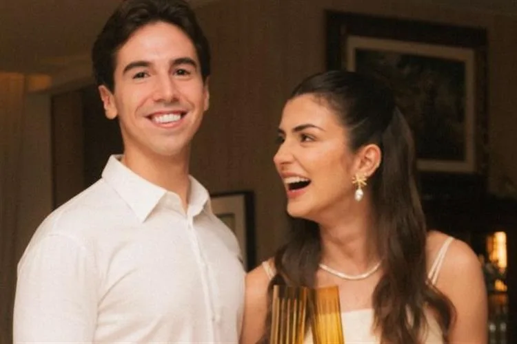 Sarah Erel e Bernardo Hartmann oficializam noivado em clima intimista