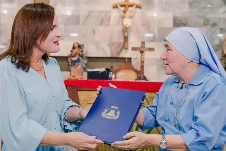 Cristiane Leitão inicia entrega dos convites da Medalha Iracema com visita ao Lar Amigo de Jesus