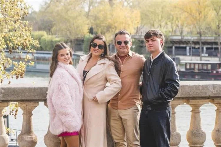 Juvenal Linhares brinda os 15 anos da filha, Maria Cecília, em Paris