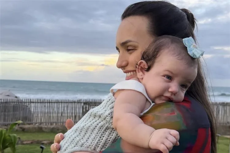 Rafa Kalimann e Nattan comemoram três meses da filha Zuza no Ceará