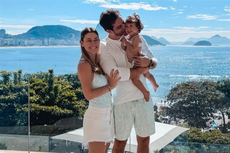 Rio de Janeiro recebeu Bruna Magalhães e Ravi Macêdo com a herdeira do casal, Helena