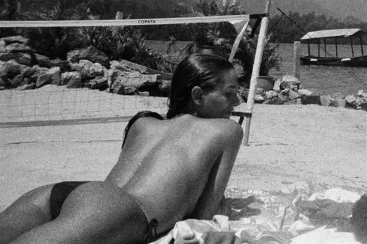 Sasha Meneghel renova bronze em topless e rouba a cena em Angra ao lado de João Lucas