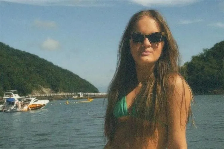 Rafa Justus causa frisson em passeio de lancha com amigas