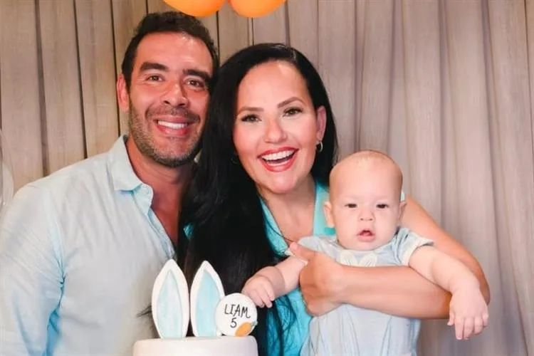Luciana Ribeiro e Thiago Camelo festejam cinco meses do filho, Liam, em clima de Páscoa