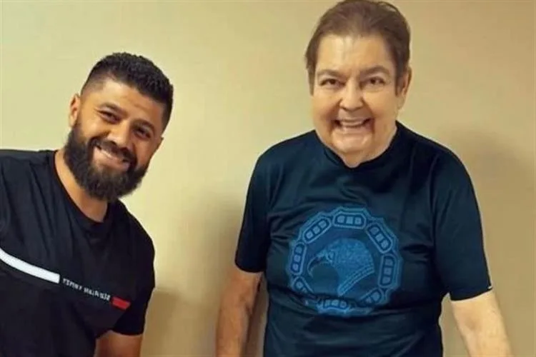 Faustão reaparece sorridente e cheio de energia