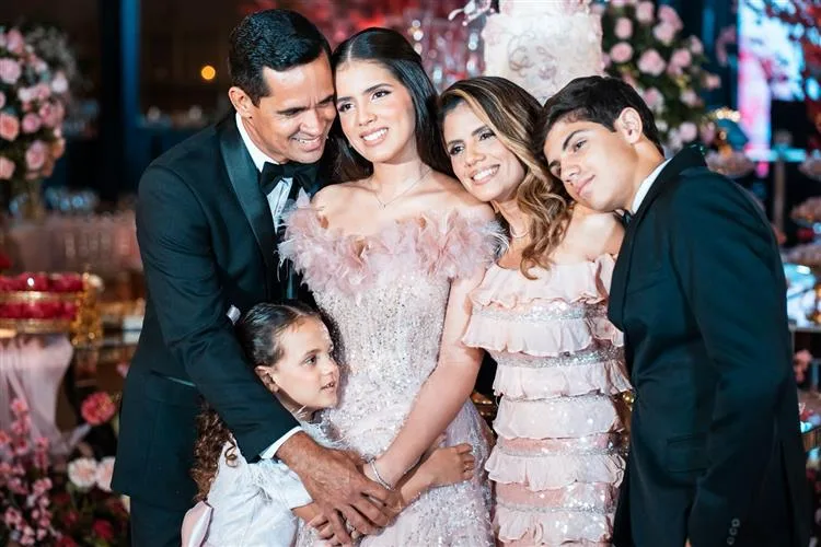 Andrezza Cidrão e Ezequiel Chaves festejam os 15 anos da filha, Eduarda, no Palatium Hall