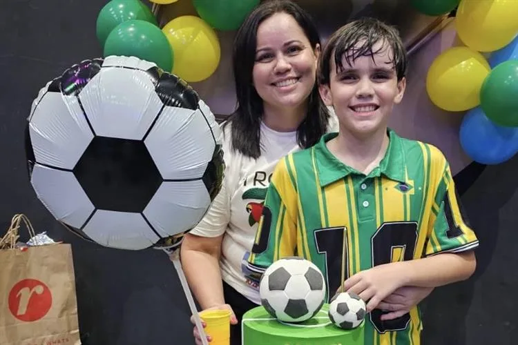 Fernanda Leite comemora os 11 anos do filho, Gabriel Mendes, no Vila Trampolim