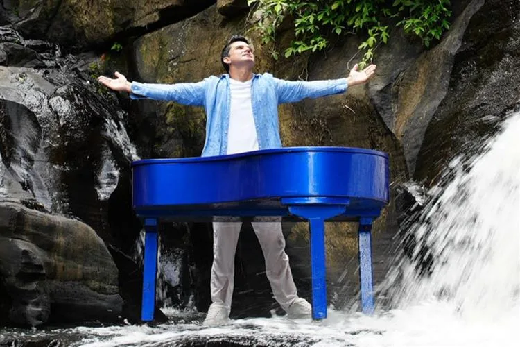 Pianista Paulo Rodrigo desfaia limites e toca piano em cachoeira com 84 metros para novo clipe