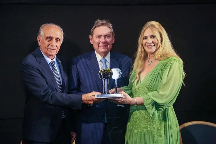 Ivens Dias Branco Jr. é agraciado com Troféu Carnaúba