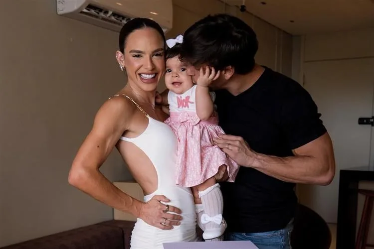 Camila Lima e Helton Nogueira comemoram o último mesversário da filha Maria Sofia