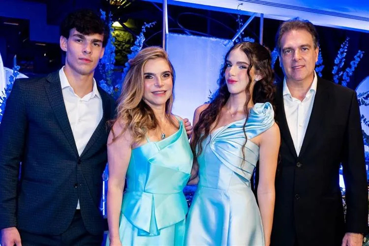 Fabiana Lustosa e Roberto Coretti celebram os 15 anos de Gabriela em noite de encanto no L’Ô