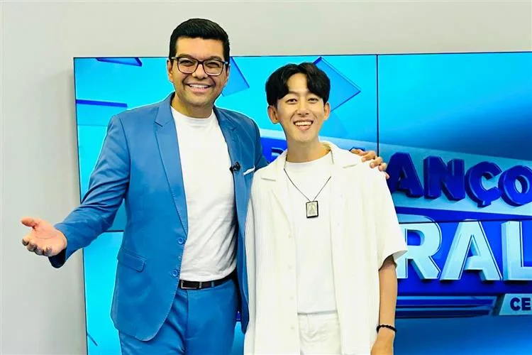 Junho Chu canta, encanta e leva esperança ao visitar Grupo Cidade de Comunicação