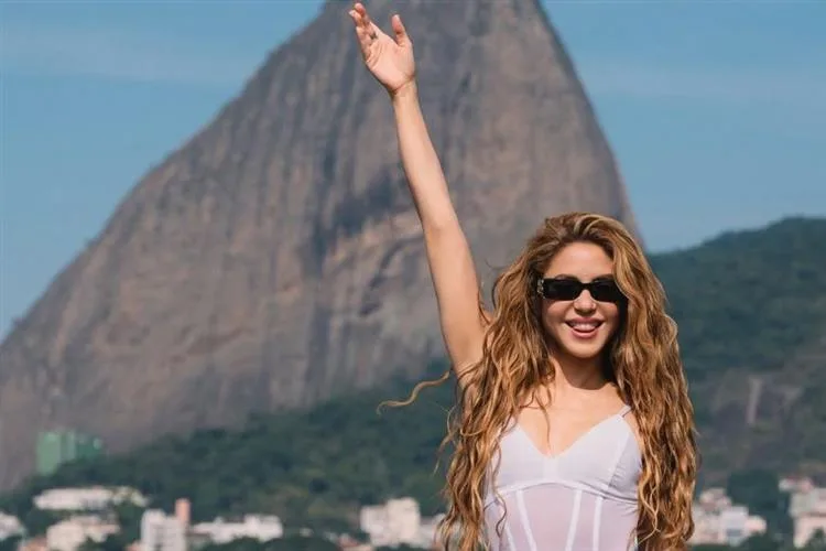 Anitta e Shakira lançam clipe de “Choka Choka”