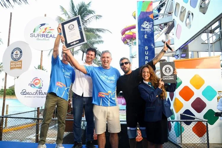 GUINNESS WORLD RECORD oficializa o "Surreal" como a mais alta montanha-russa aquática do mundo