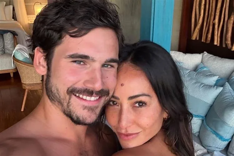 Sabrina Sato se declara para Nicolas Prattes no aniversário do ator
