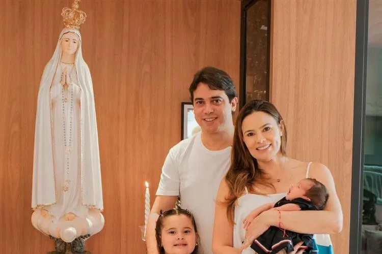 Giordanna e Júnior Mano se emocionam em família ao receber imagem peregrina de Nossa Senhora