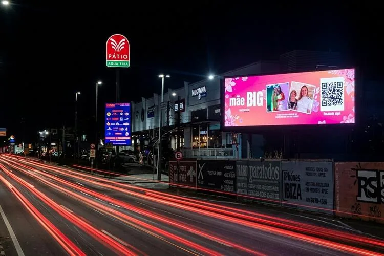 Painéis de LED em Fortaleza exibem homenagens gratuitas de Dia das Mães
