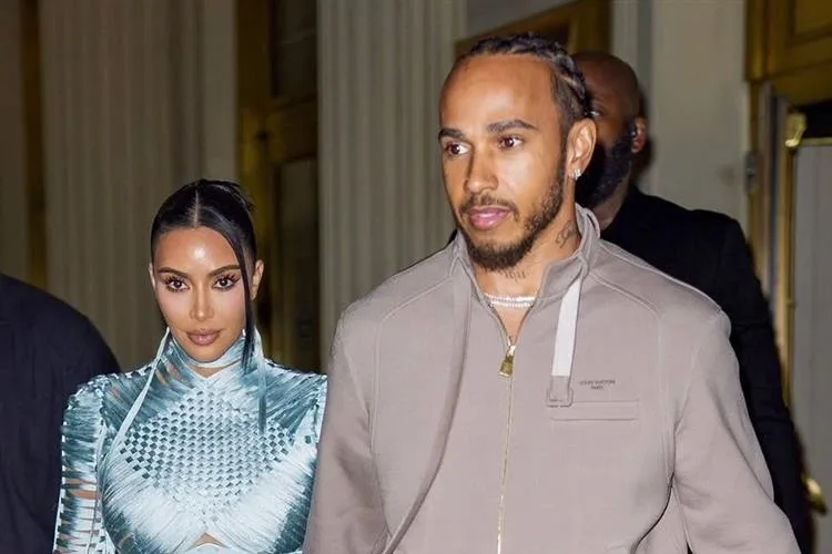 Kim Kardashian e Lewis Hamilton surgem de mãos dadas após ida ao teatro em Nova York