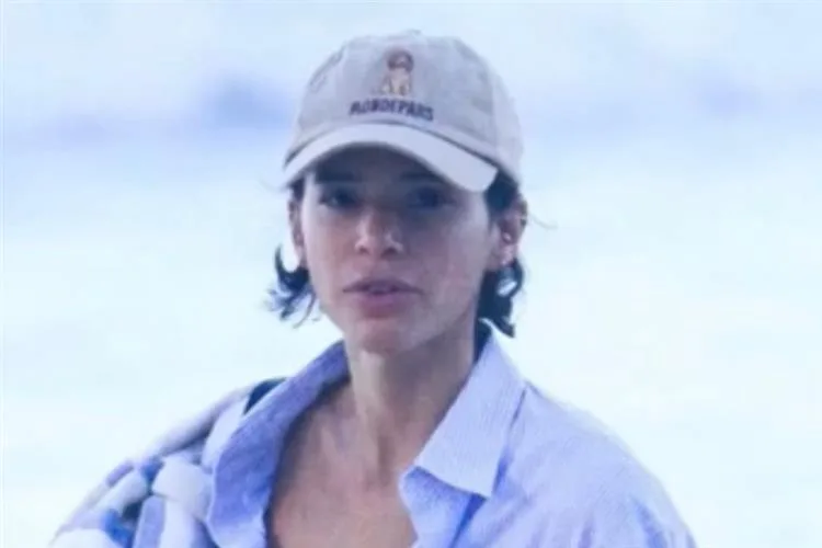 Bruna Marquezine surge estilosa ao deixar praia no Rio de Janeiro