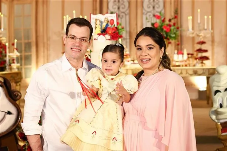 Bárbara e Flavio Filho assopram as duas velinhas da filha Maria em linda festa no Palatium Hall